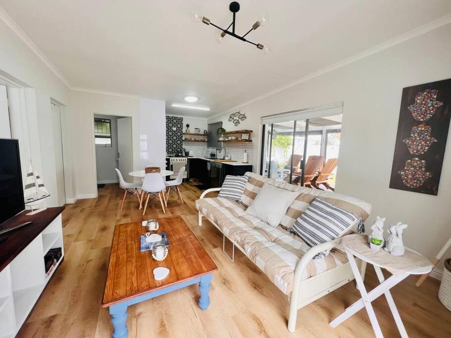 Adorable 2 Bedroom With Spacious Veranda Ferienhaus