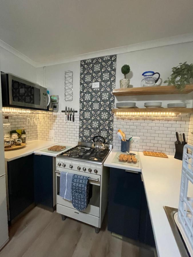 Adorable 2 Bedroom With Spacious Veranda Ferienhaus *